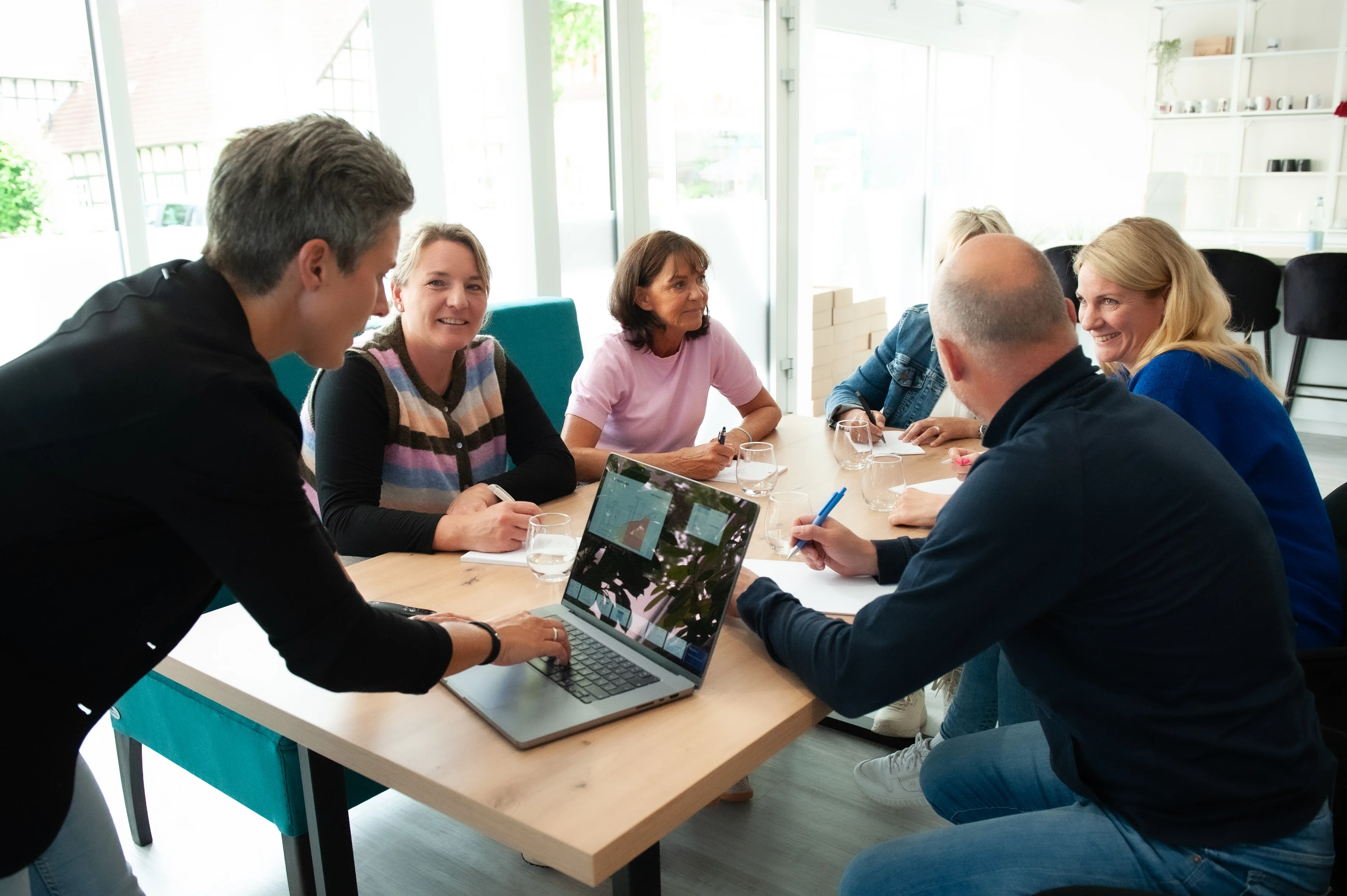Dr. Julia Lange in der Zusammenarbeit mit einem Team