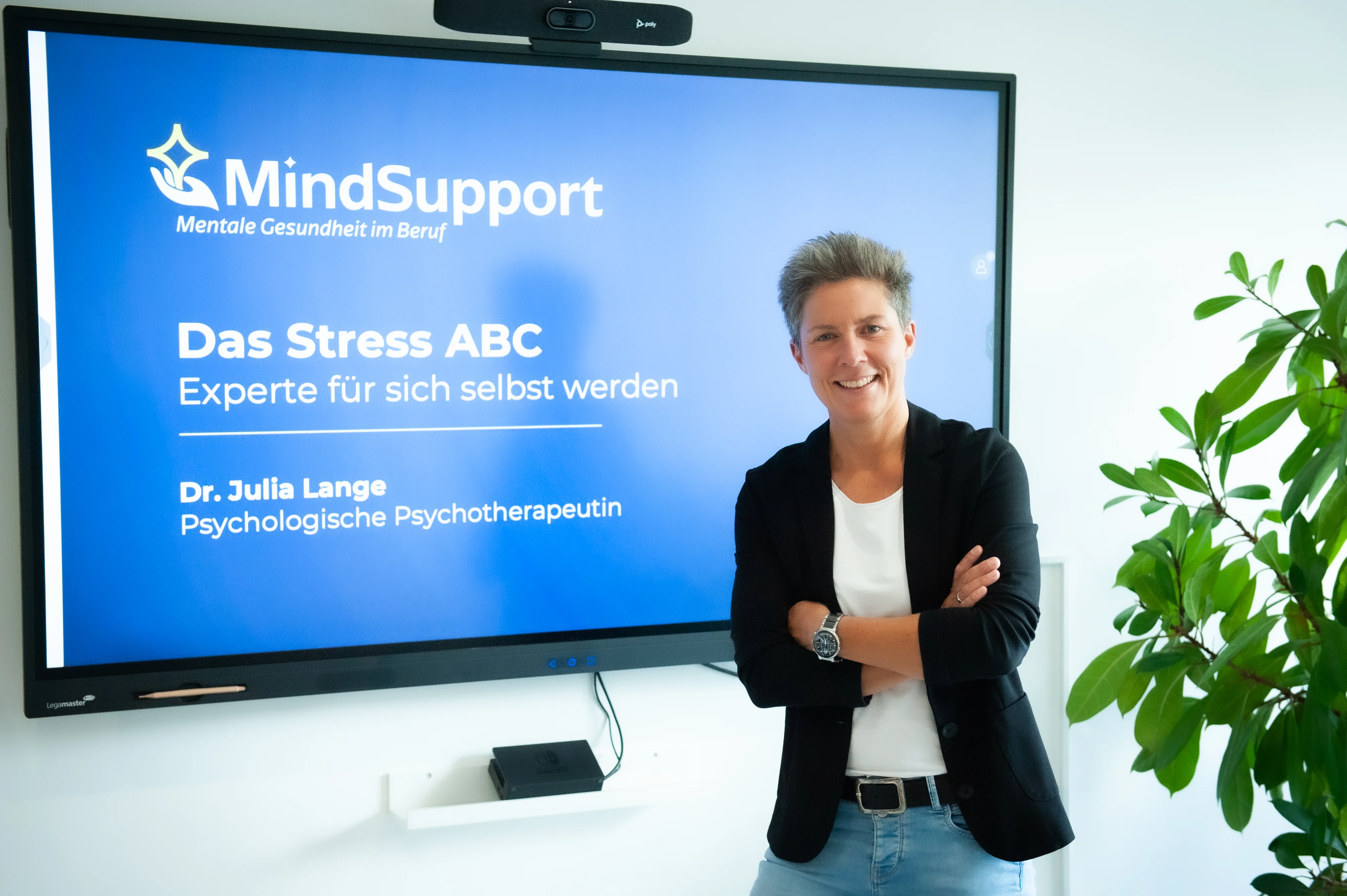 Dr. Julia Lange